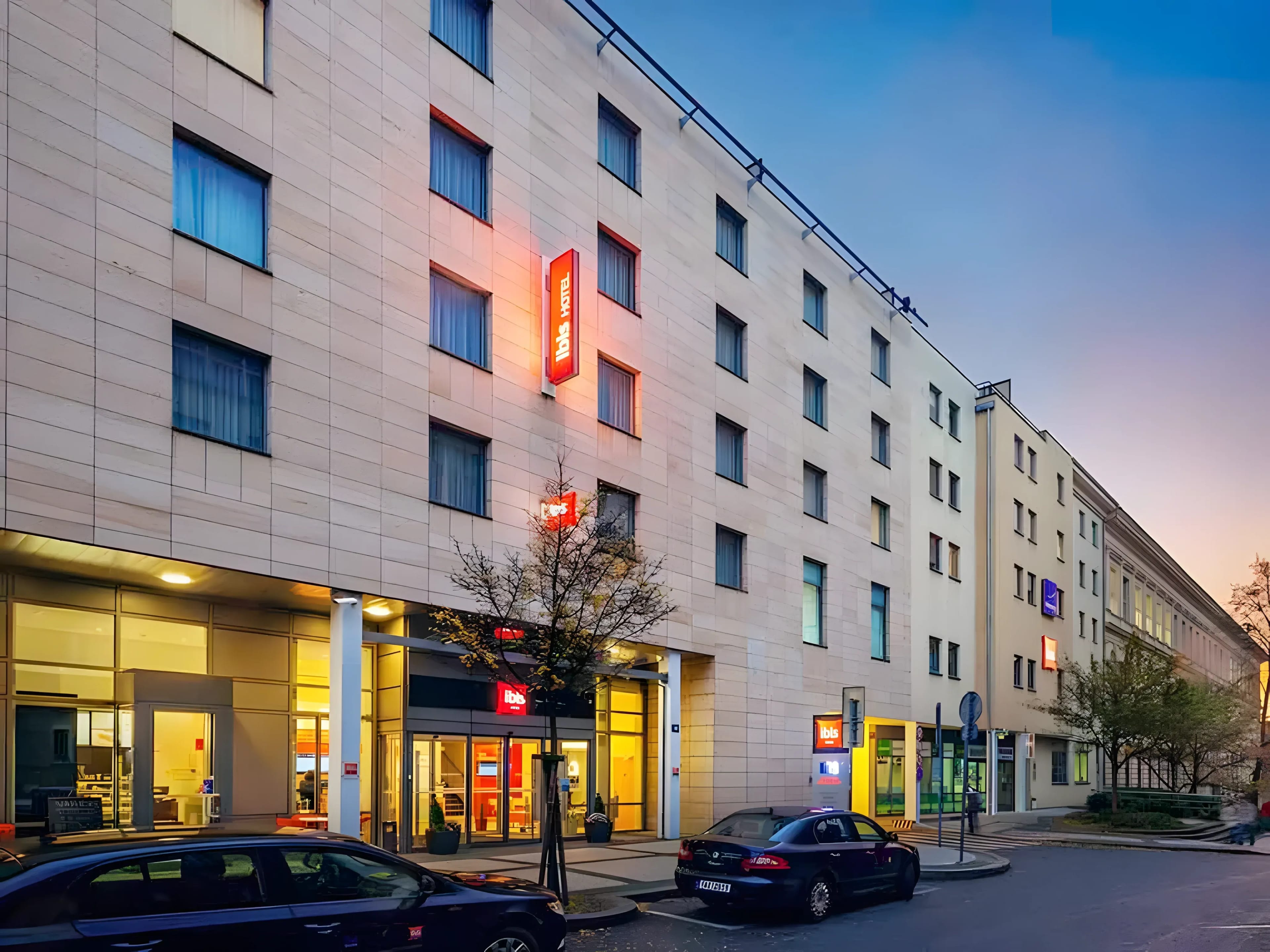 Fasada hotelu ibis Wenceslas Square w Pradze