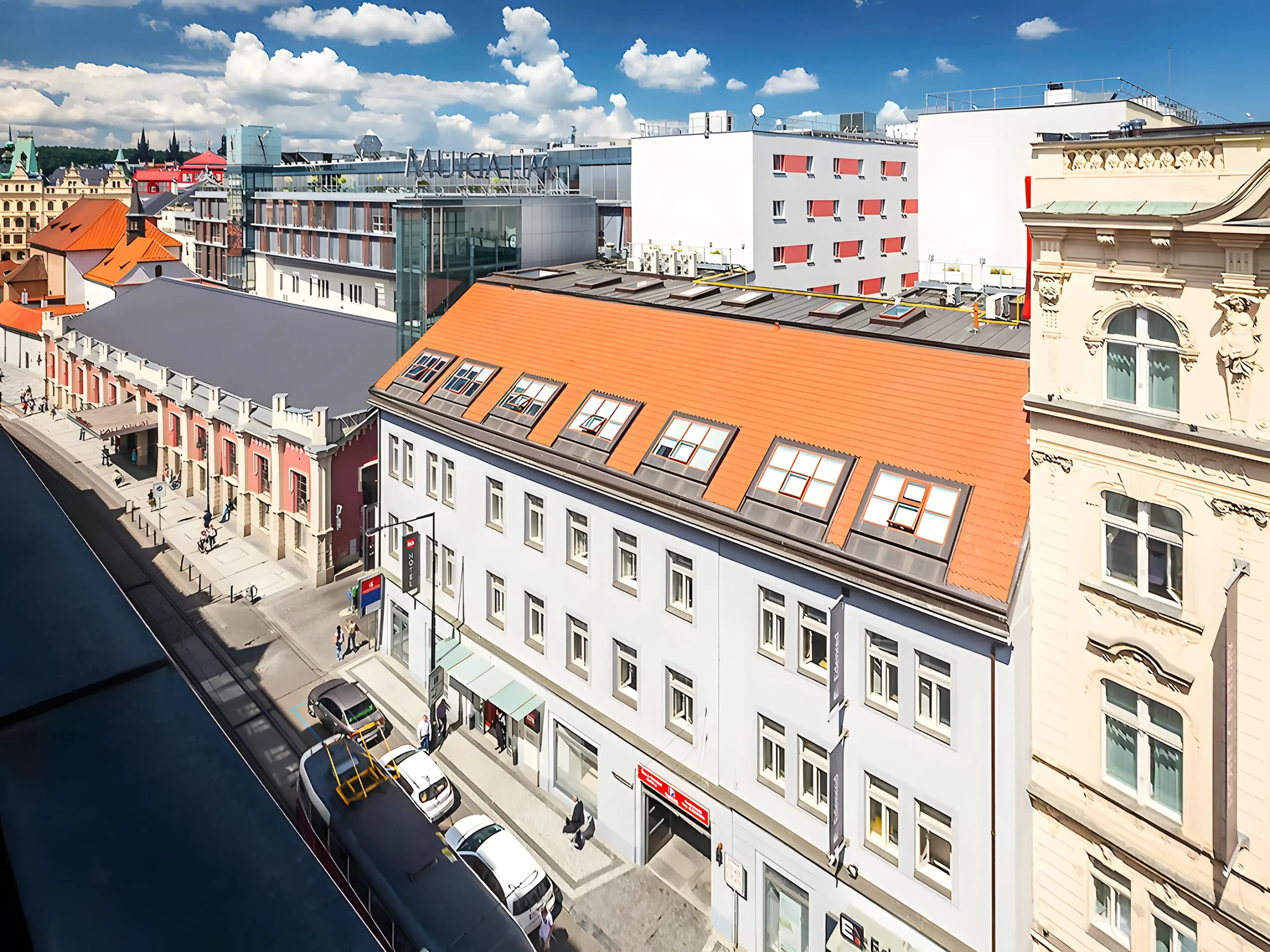 Hotel ibis Old Town w Pradze – widok z góry na ulicę