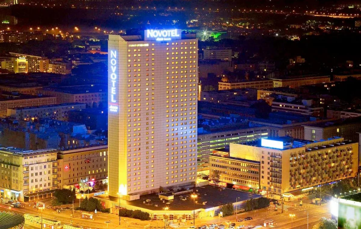 Novotel Warszawa Centrum nocą